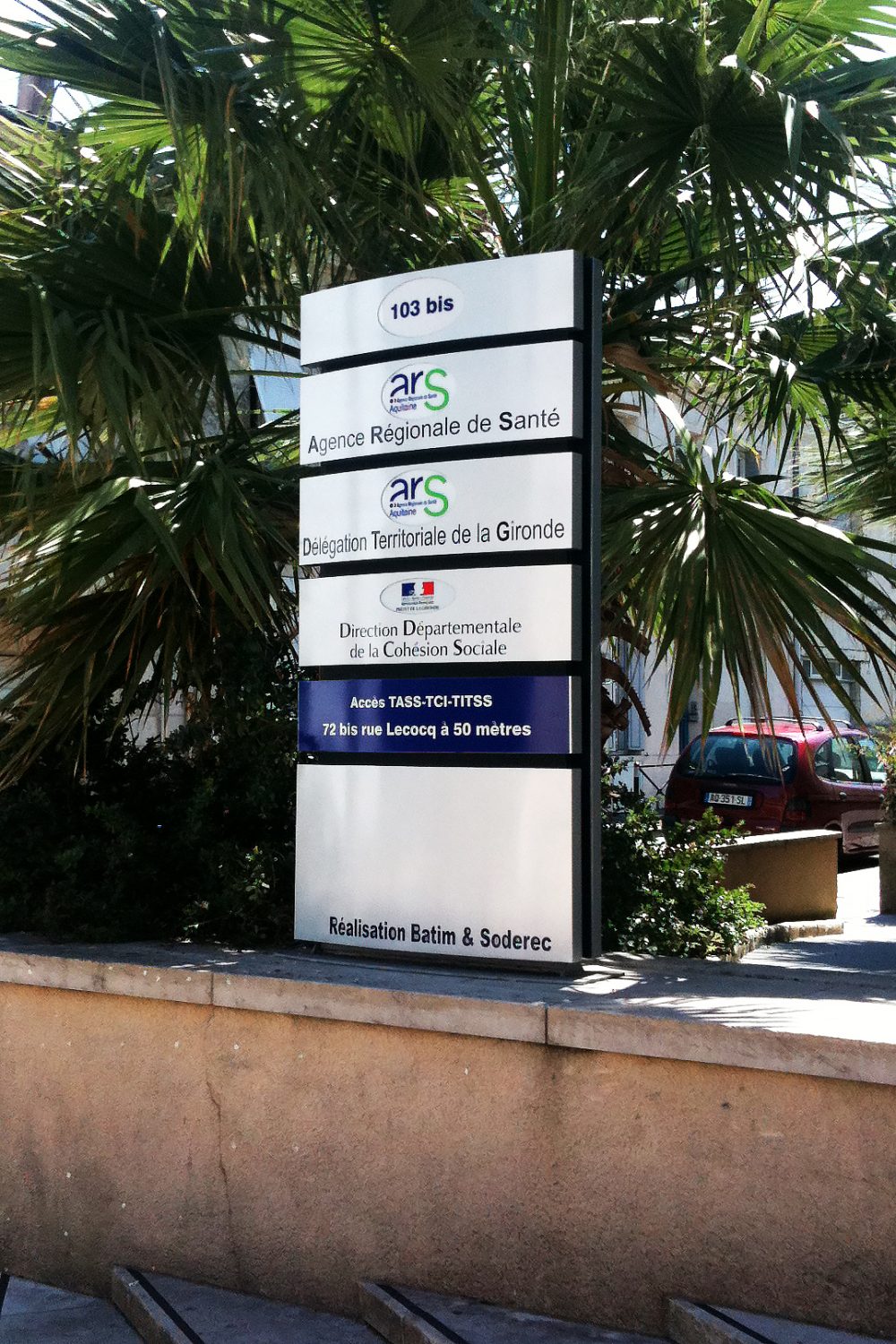 TOTEM MULTI ENSEIGNES - CLC 33 - Fabrication et pose de panneaux